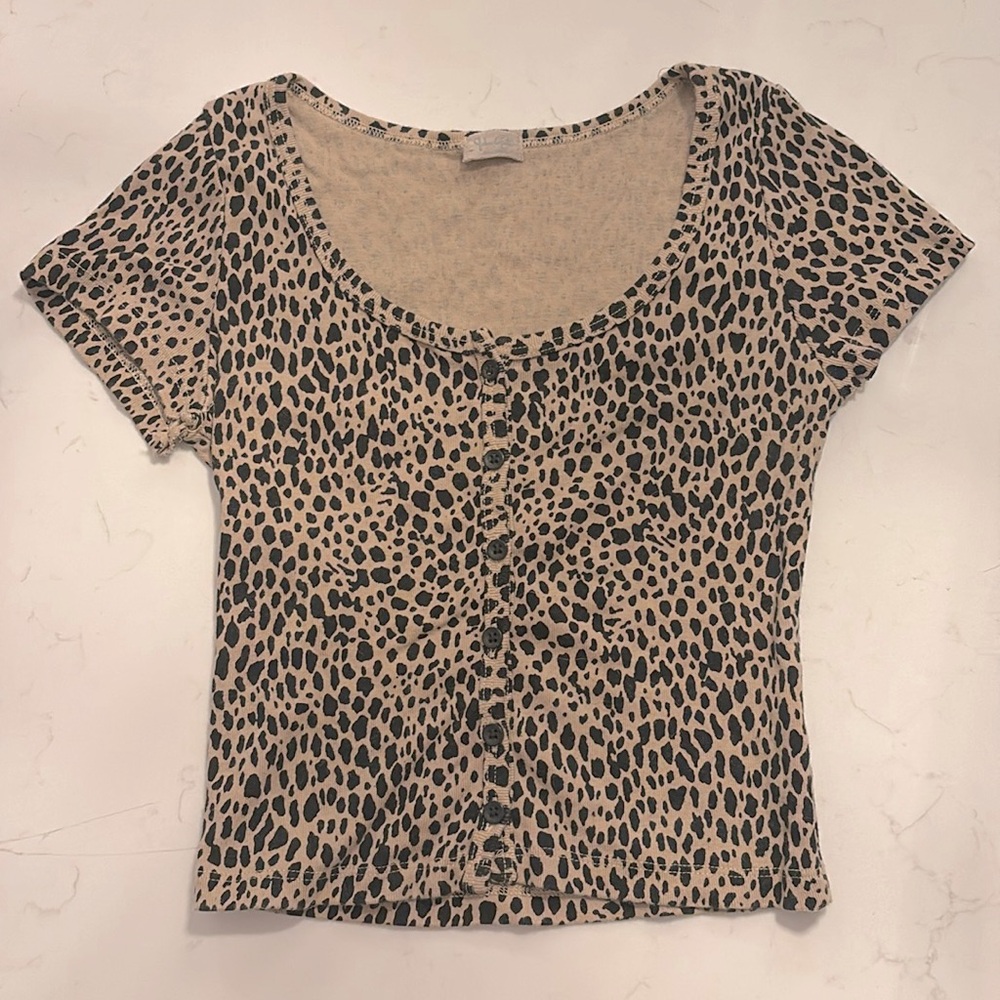 Brandy Melville—
old brandy cheetah print button up short sleeve